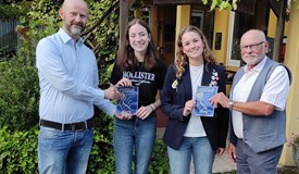 Präs. Heinz Hollweg (re.) und Andreas Warnstedt (li.) überreichen Wimpel an Marla Zöller (2 v. li.) und Lauren Boffey.